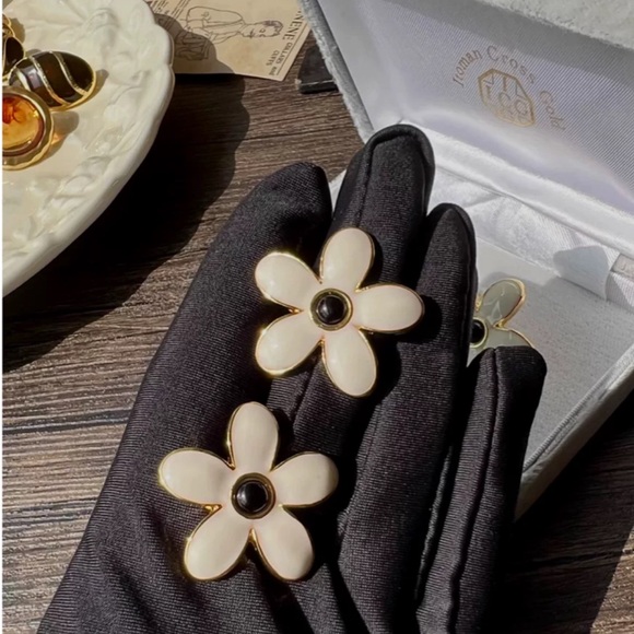 18K Gold Plated Daisy Flower Vintage Earrings - Picture 5 of 7